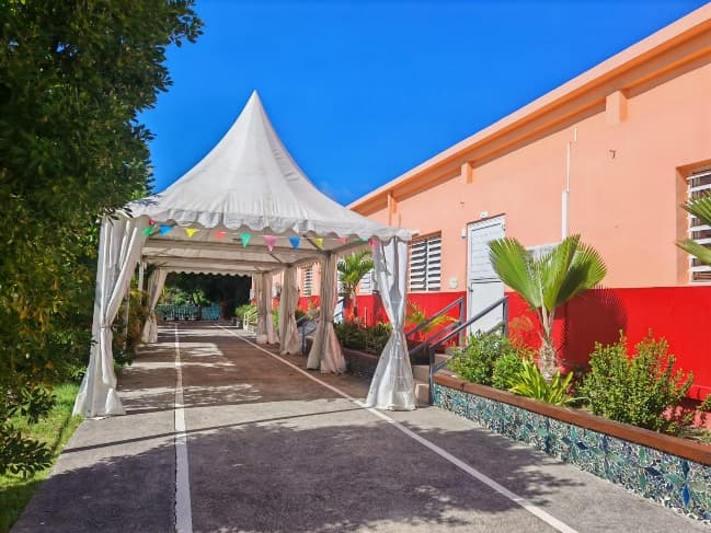 Espaces scolaires caribéens - Allée ombragée et cour arborée